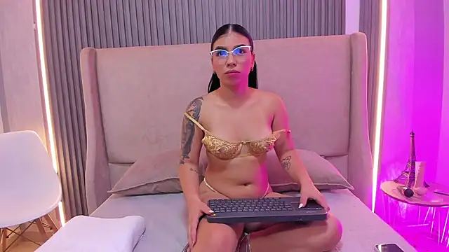 Snapshot of MaiaLopez chatting on June 2026 08:03:02 PM MaiaLopez online show from June 2026 08:03:02 PM