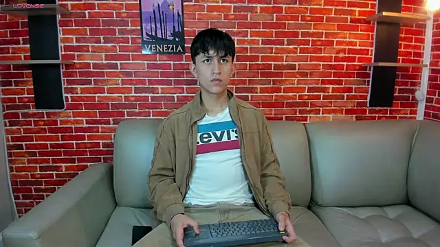 Snapshot of Hoot_boyss_ chatting on May 2026 07:29:01 PM Hoot boyss online show from May 2026 07:29:01 PM