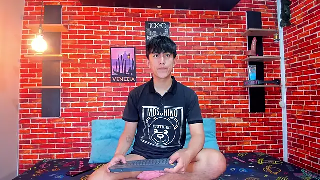 Snapshot of Hoot_boyss_ chatting on June 2026 08:13:01 PM Hoot boyss online show from June 2026 08:13:01 PM
