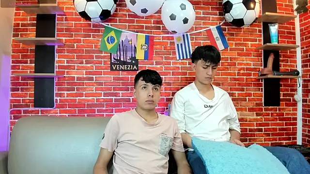 Snapshot of Hoot_boyss_ chatting on June 2026 08:20:01 PM Hoot boyss online show from June 2026 08:20:01 PM