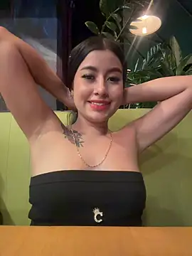 Snapshot of Luisa_Madrid chatting on May 2026 01:22:01 AM Luisa Madrid online show from May 2026 01:22:01 AM