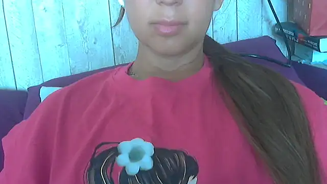 Snapshot of Bella--White chatting on June 2026 05:29:02 AM Bella--White online show from June 2026 05:29:02 AM