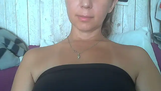 Snapshot of Bella--White chatting on July 2026 06:58:02 AM Bella--White online show from July 2026 06:58:02 AM