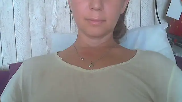 Snapshot of Bella--White chatting on June 2026 05:04:02 AM Bella--White online show from June 2026 05:04:02 AM