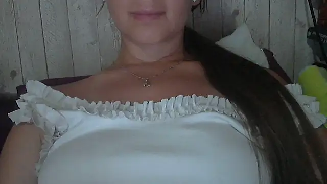 Snapshot of Bella--White chatting on June 2026 05:34:01 PM Bella--White online show from June 2026 05:34:01 PM