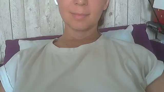Snapshot of Bella--White chatting on June 2026 05:19:01 AM Bella--White online show from June 2026 05:19:01 AM