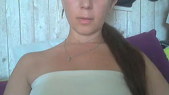 Snapshot of Bella--White chatting on June 2026 06:52:02 AM Bella--White online show from June 2026 06:52:02 AM