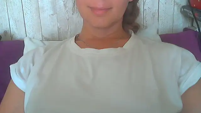Snapshot of Bella--White chatting on June 2026 08:04:01 AM Bella--White online show from June 2026 08:04:01 AM