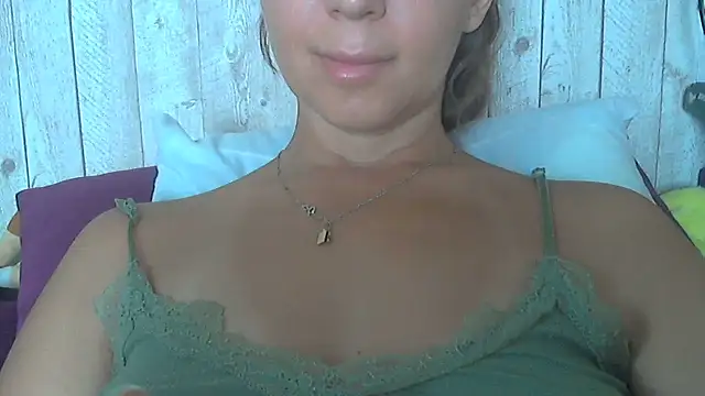 Snapshot of Bella--White chatting on July 2026 06:20:02 AM Bella--White online show from July 2026 06:20:02 AM