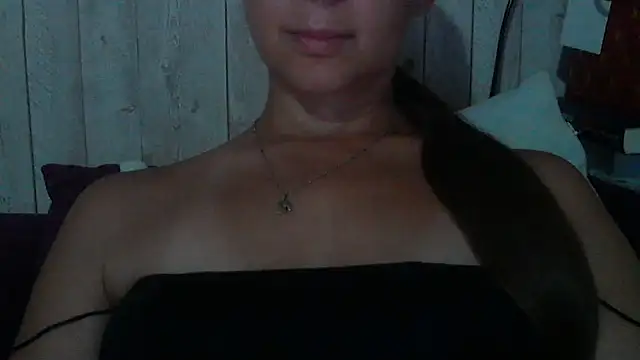 Snapshot of Bella--White chatting on June 2026 03:28:01 PM Bella--White online show from June 2026 03:28:01 PM