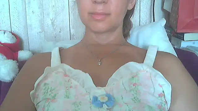 Snapshot of Bella--White chatting on June 2026 07:25:02 AM Bella--White online show from June 2026 07:25:02 AM