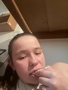 RiaLowelyt online show from May 2026 04:12:02 PM
