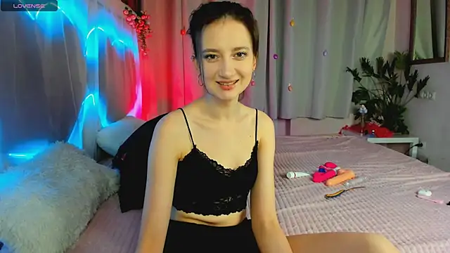 SummerLilaa online show from June 2026 01:38:01 PM