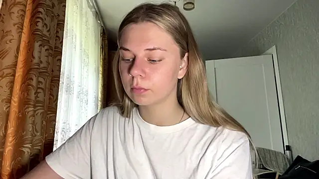 HoneysPiee online show from May 2026 10:10:02 AM