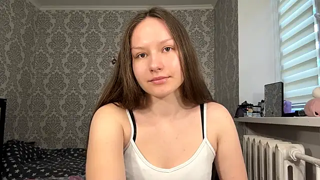 ShaylaChong online show from May 2026 04:00:02 AM