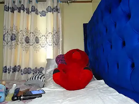 Petitebaibe23 online show from May 2026 12:44:01 PM
