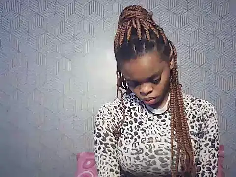 Snapshot of BustieLaura chatting on June 2026 06:25:02 AM BustieLaura online show from June 2026 06:25:02 AM
