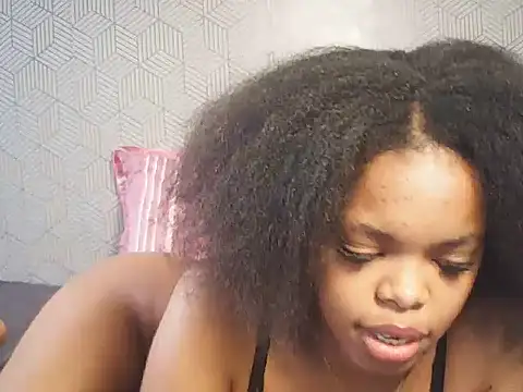 Snapshot of BustieLaura chatting on June 2026 06:19:02 AM BustieLaura online show from June 2026 06:19:02 AM