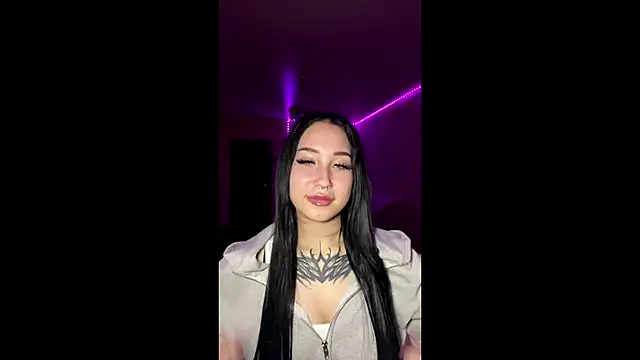 Snapshot of Greeneyedlauren chatting on May 2026 03:11:02 PM Greeneyedlauren online show from May 2026 03:11:02 PM
