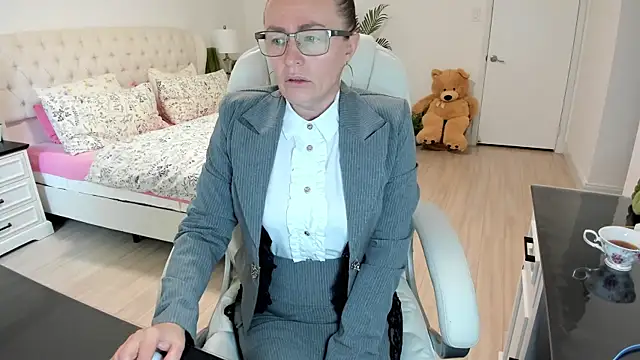 Vika73 online show from October 2025 01:02:01 PM