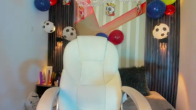 MadisonYoung000 online show from June 2026 01:17:02 PM