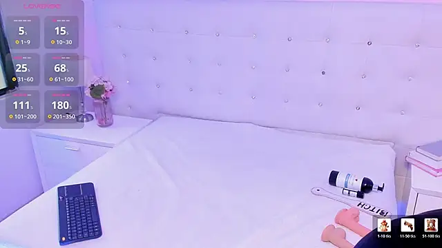 HollyBloom  online show from June 2026 01:12:02 PM