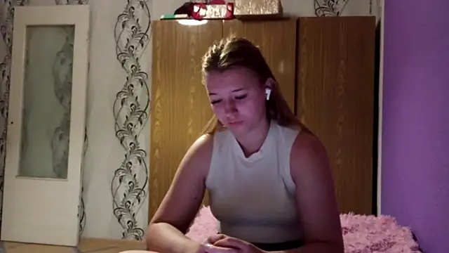 RaeannRoewe online show from May 2026 09:00:01 PM