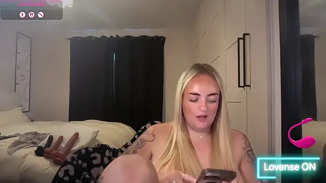 CurvyWetWife online show from June 2026 02:04:01 PM