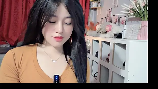 Snapshot of Bee-Cherry chatting on May 2026 06:14:01 PM Bee-Cherry online show from May 2026 06:14:01 PM