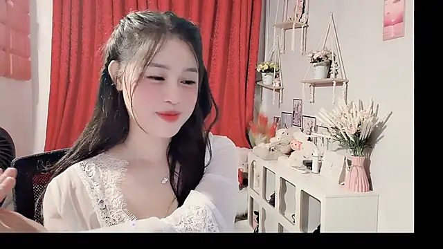 Bee-Cherry online show from June 2026 02:33:01 PM