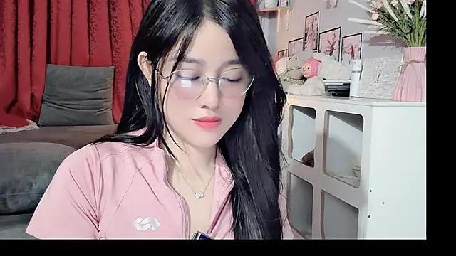 Snapshot of Bee-Cherry chatting on May 2026 06:03:01 PM Bee-Cherry online show from May 2026 06:03:01 PM