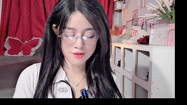 Snapshot of Bee-Cherry chatting on May 2026 06:41:01 AM Bee-Cherry online show from May 2026 06:41:01 AM