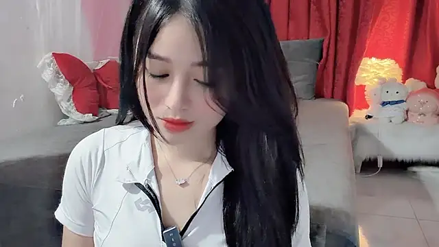 Snapshot of Bee-Cherry chatting on May 2026 05:17:01 AM Bee-Cherry online show from May 2026 05:17:01 AM