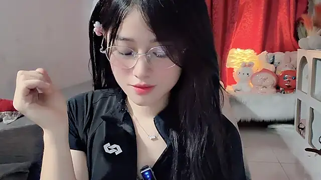 Snapshot of Bee-Cherry chatting on May 2026 06:13:01 AM Bee-Cherry online show from May 2026 06:13:01 AM