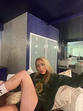 MirrorMia online show from May 2026 10:44:02 AM