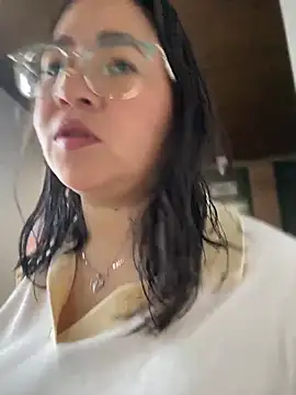Snapshot of AlissBluumm chatting on June 2026 11:32:02 AM AlissBluumm online show from June 2026 11:32:02 AM