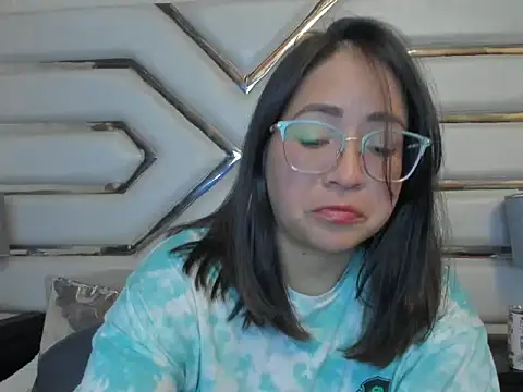 Snapshot of AlissBluumm chatting on June 2026 07:26:02 PM AlissBluumm online show from June 2026 07:26:02 PM