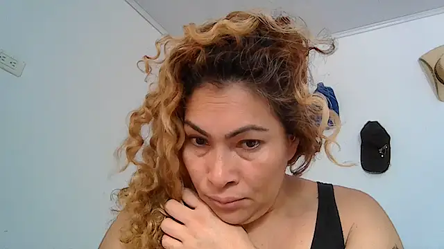 Snapshot of Layla-Astrum chatting on May 2026 12:37:01 PM Layla-Astrum online show from May 2026 12:37:01 PM