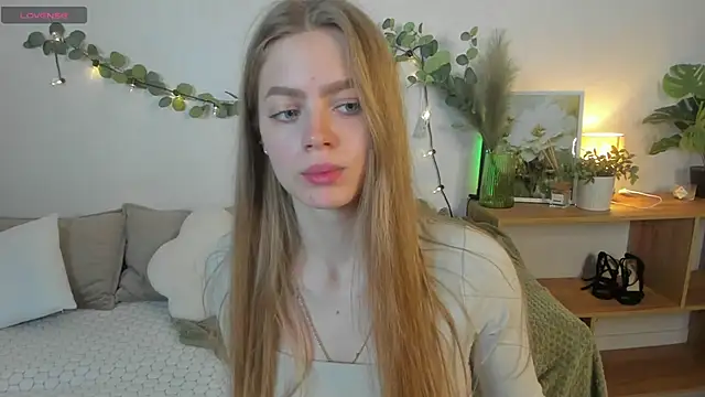 Snapshot of HoneyEmilly chatting on May 2026 09:26:01 AM HoneyEmilly online show from May 2026 09:26:01 AM
