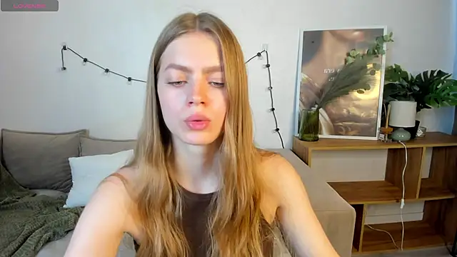 Snapshot of HoneyEmilly chatting on May 2026 06:34:01 AM HoneyEmilly online show from May 2026 06:34:01 AM