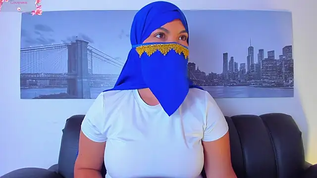 Amira 002 online show from May 2026 01:20:01 PM