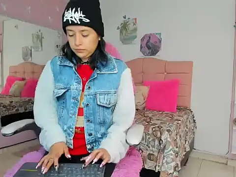 ivyyemerald  online show from May 2026 12:44:01 PM