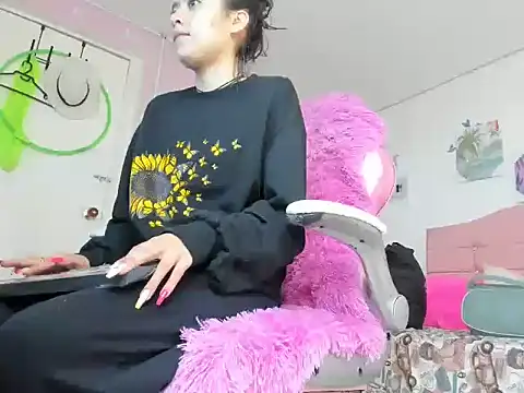 ivyyemerald  online show from May 2026 12:03:02 PM