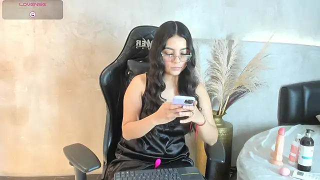 Snapshot of Alana_cutte chatting on May 2026 04:12:02 AM Alana cutte online show from May 2026 04:12:02 AM