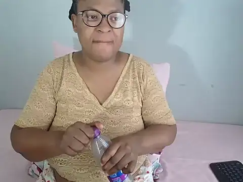 Snapshot of CandyYumsAerolaXX chatting on May 2026 09:50:02 AM CandyYumsAerolaXX online show from May 2026 09:50:02 AM