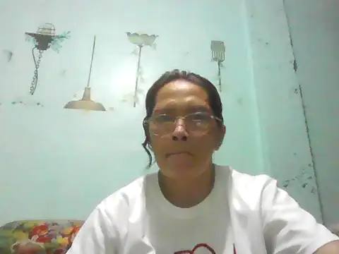 Snapshot of momshe2026 chatting on June 2026 11:10:01 AM momshe2026 online show from June 2026 11:10:01 AM