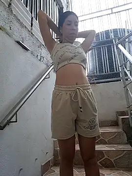 HOTANDSKINNY online show from May 2026 07:33:01 PM
