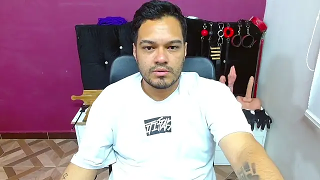 Snapshot of -AlejandroT- chatting on May 2026 04:42:01 AM -AlejandroT- online show from May 2026 04:42:01 AM