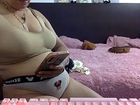 Snapshot of mommy-flabia chatting on June 2026 01:44:02 AM mommy-flabia online show from June 2026 01:44:02 AM
