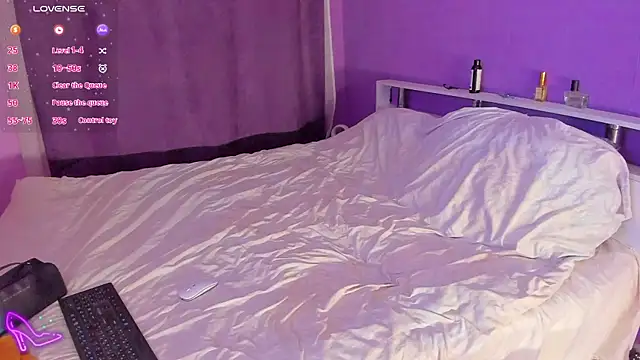 NicolePepper online show from October 2025 04:36:01 PM